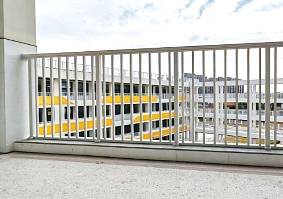 Наружные алюминиевые белые перила для забора