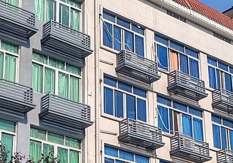 Четырехсторонняя декоративная алюминиевая крышка кондиционера для улицы с полым резным узором