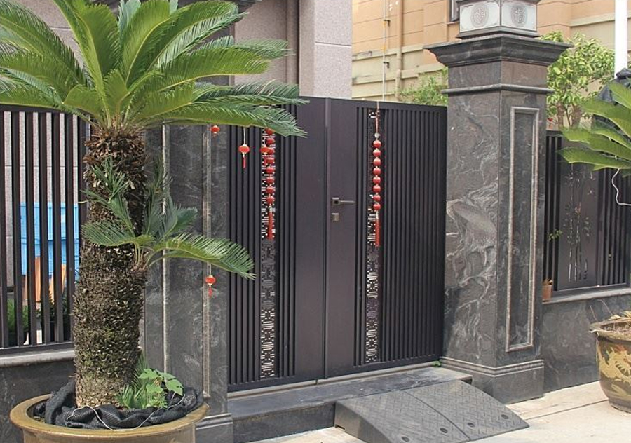 Алюминиевые декоративные ворота для двора