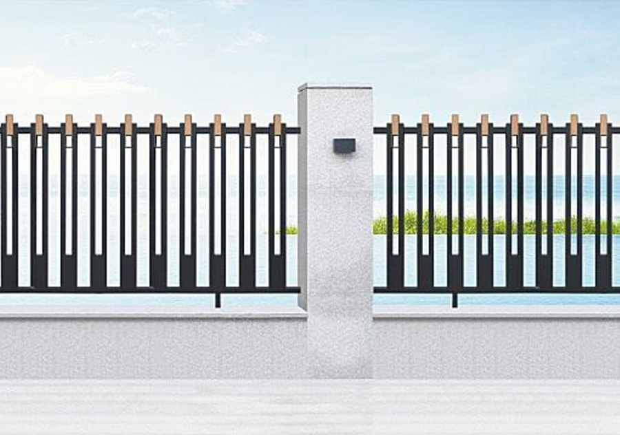 Элегантный алюминиевый забор для жилого дома с золотым верхом