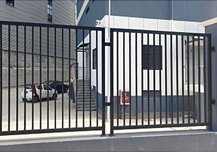 Садовый забор с черным порошковым покрытием и трубчатым дизайном 