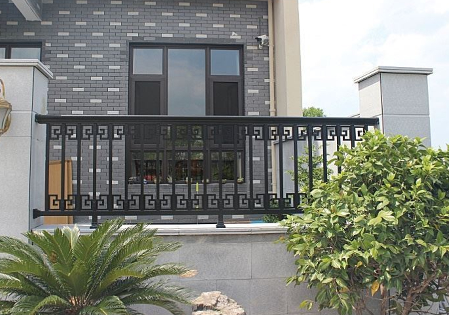 Старинный меандровый узор. Ограждение двора